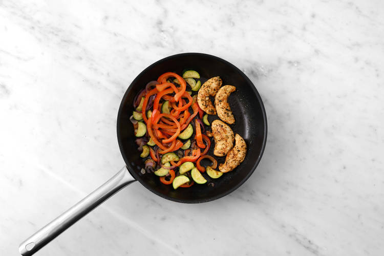 Cuire les légumes et le poulet