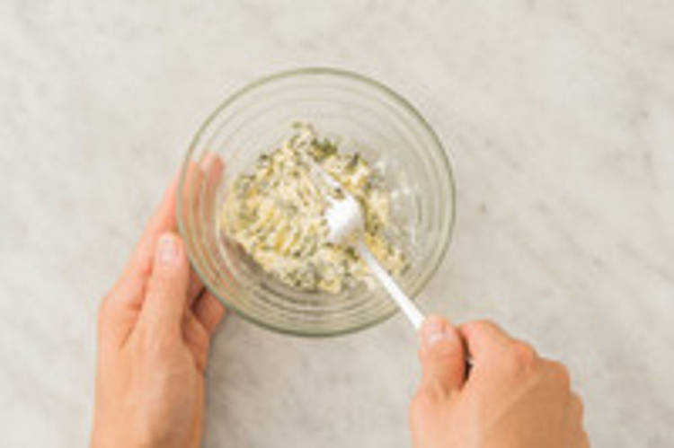 Préparer le beurre de romarin