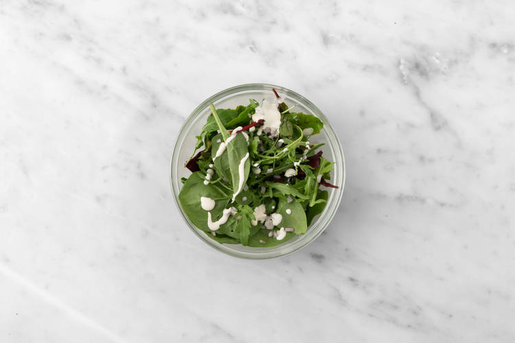 Préparer les échalotes et assembler la salade César