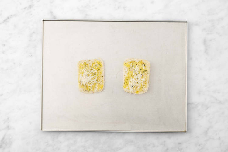 Griller les pains au beurre à l’ail