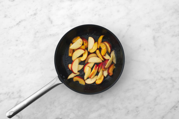 Cuire la pêche et la pomme