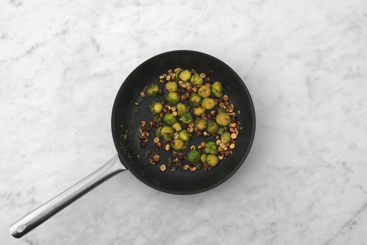 Steg rosenkål og hasselnødder