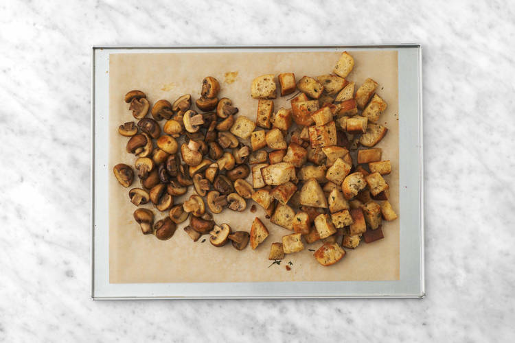 Bag svampe og croutoner