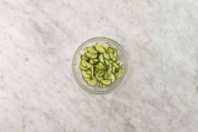 Assaisonner le concombre