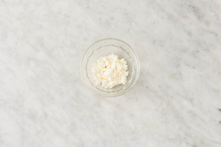Émiettez le fromage de chèvre frais
