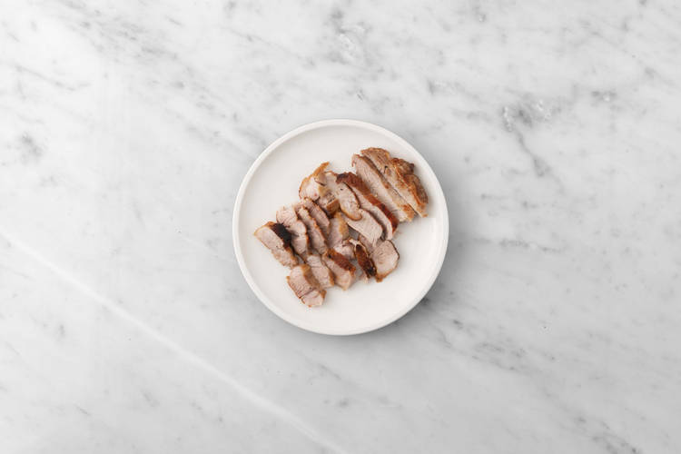 Trancher le porc et terminer la sauce crémeuse à la moutarde