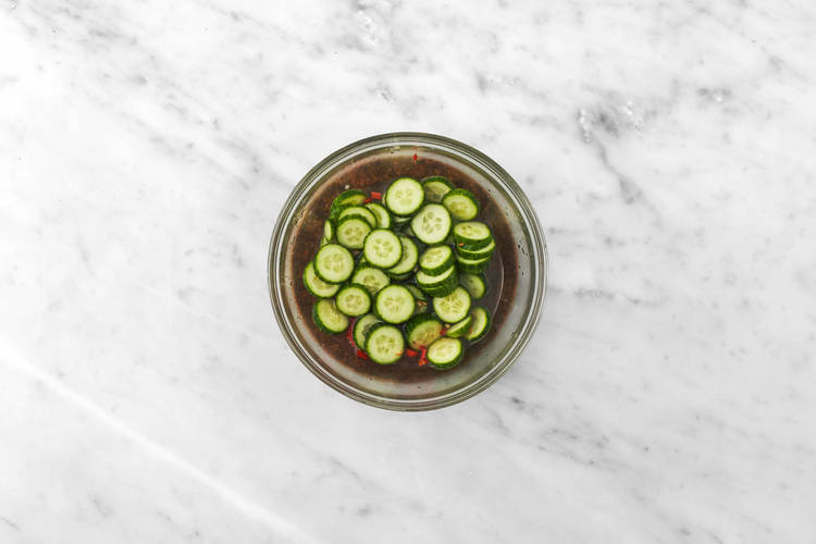 Faire la salade de concombre 