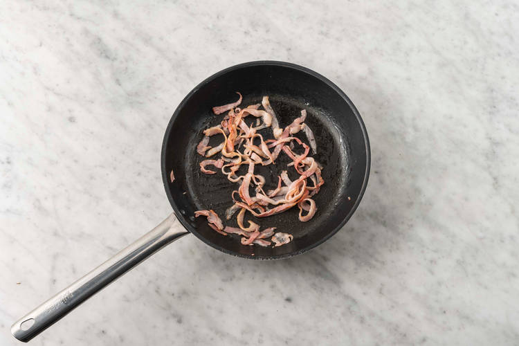 Frullare la zucca e cuocere la pancetta