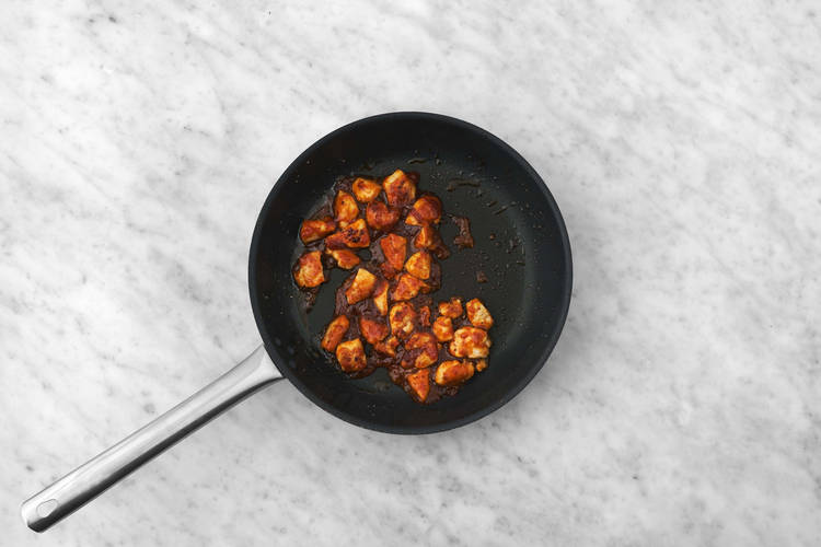 Cuire le poulet et préparer la sauce