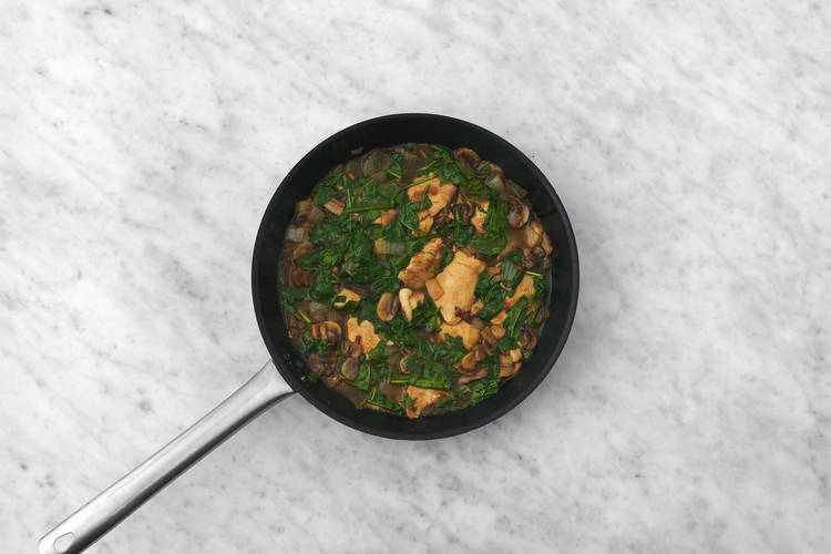 Braiser le poulet et les légumes