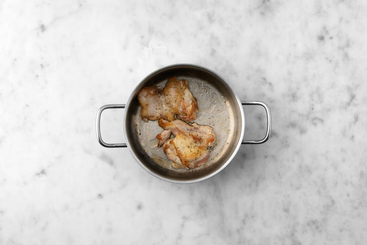  Sazona y cocina el pollo