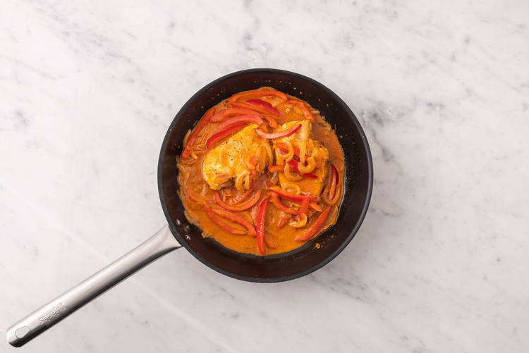 Agrega y cocina la salsa