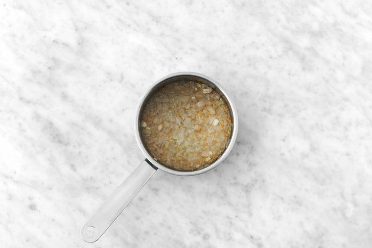 Préparer la sauce à l'oignon