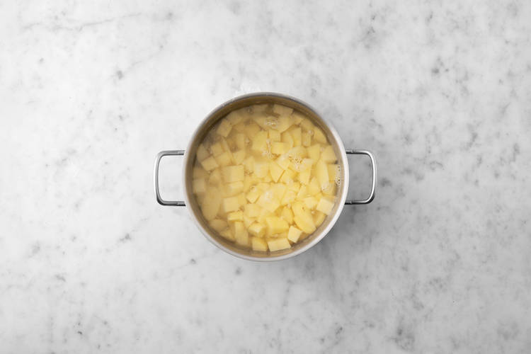Cuece las patatas