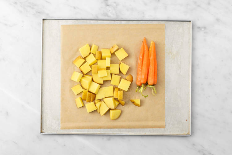 Hornea las patatas y zanahorias