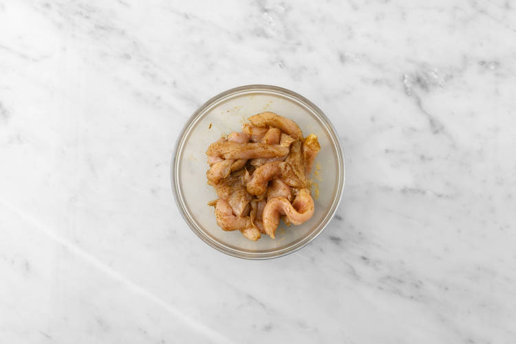 Cuire le riz et préparer le poulet