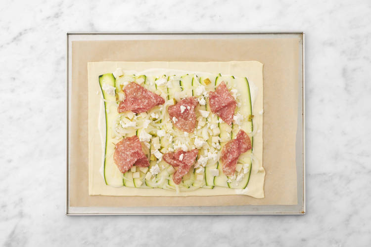 Garnir la tarte fine