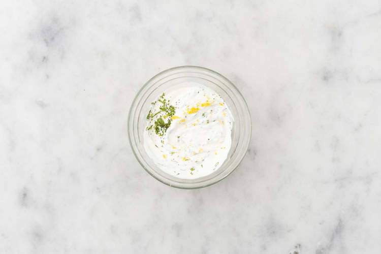 Préparer la sauce au yaourt