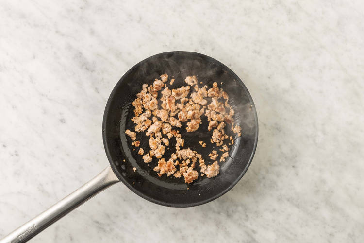Cuocere la salsiccia e preparare la ricotta