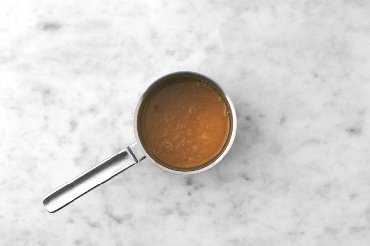 Préparer la sauce au caramel