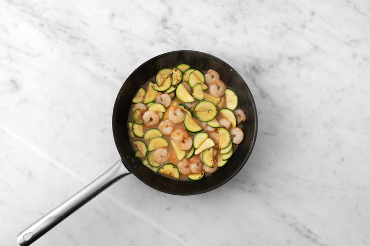 Cuire les crevettes et préparer la sauce