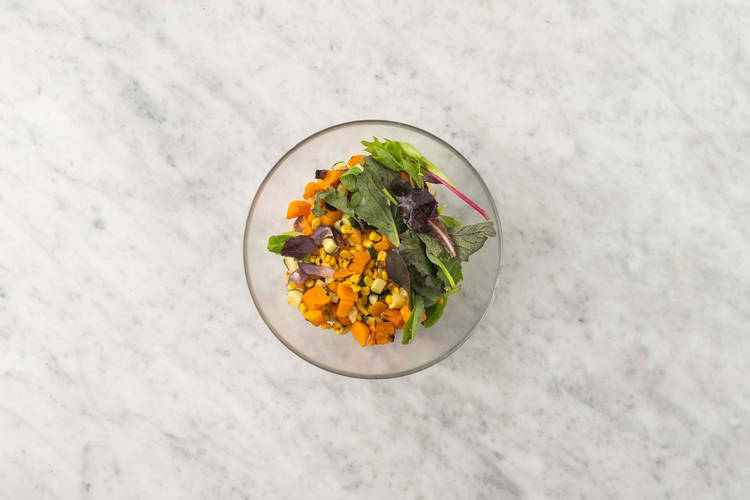 Cuocere il pollo e unire l'insalata