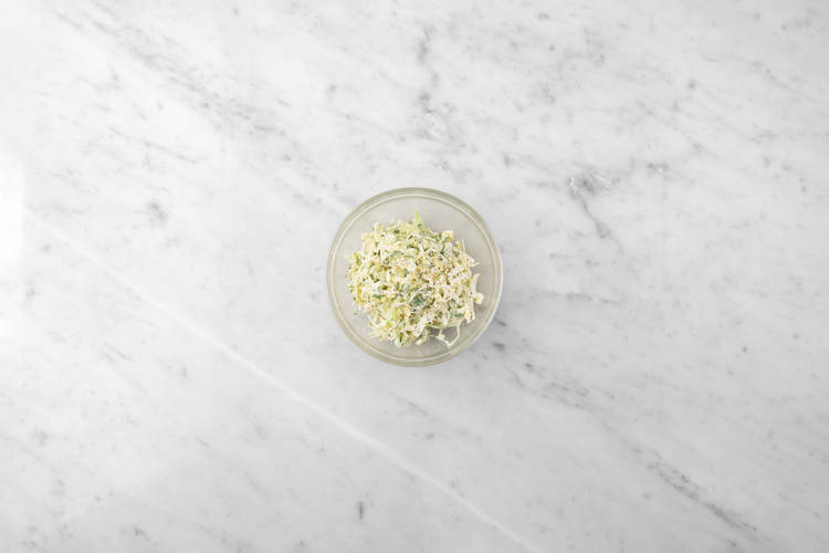 Préparer la salade de chou et griller les pains