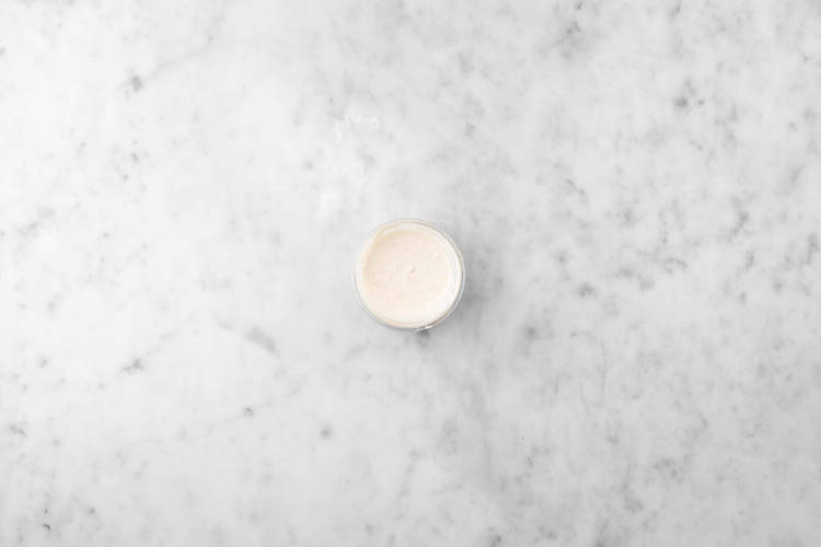 Preparare i pomodori e la maionese