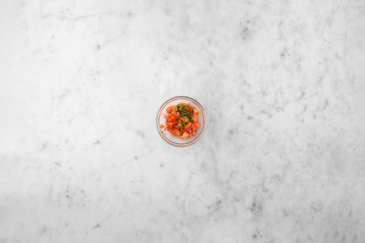 Préparer et mélanger le pico de gallo