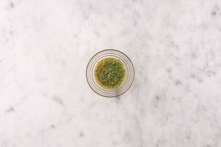 Griller les pains et préparer le beurre érable-moutarde