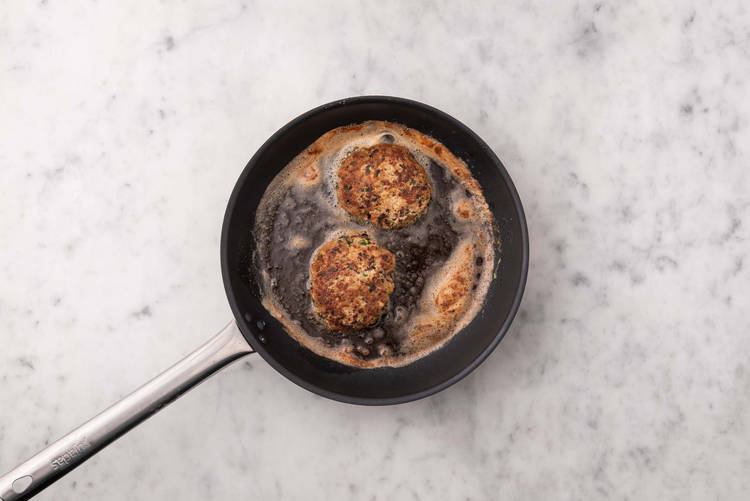 Commencer à cuire les galettes