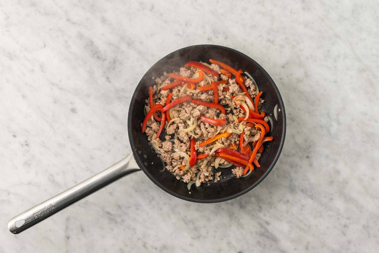 Cuocere salsiccia e peperone