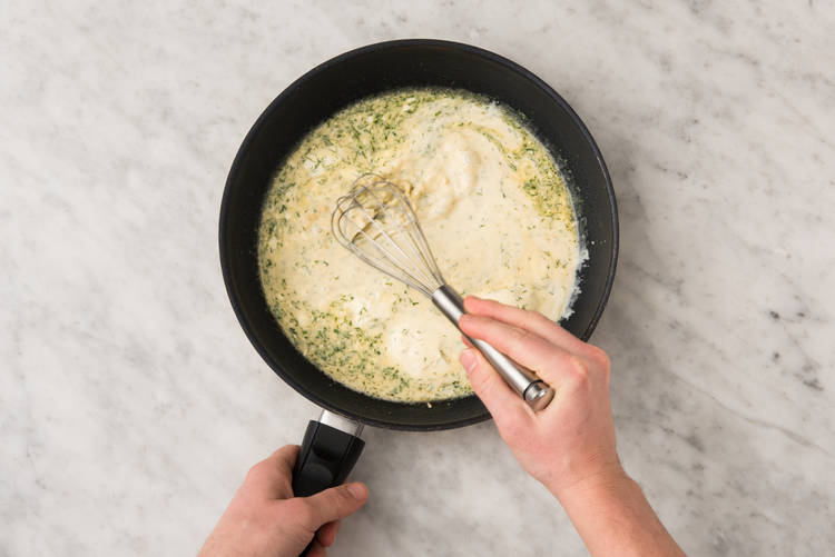 Préparer la sauce crémeuse à l’aneth