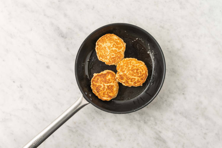 Cuire le bacon et commencer les pancakes