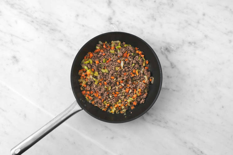 Cuire les aromates et la dinde