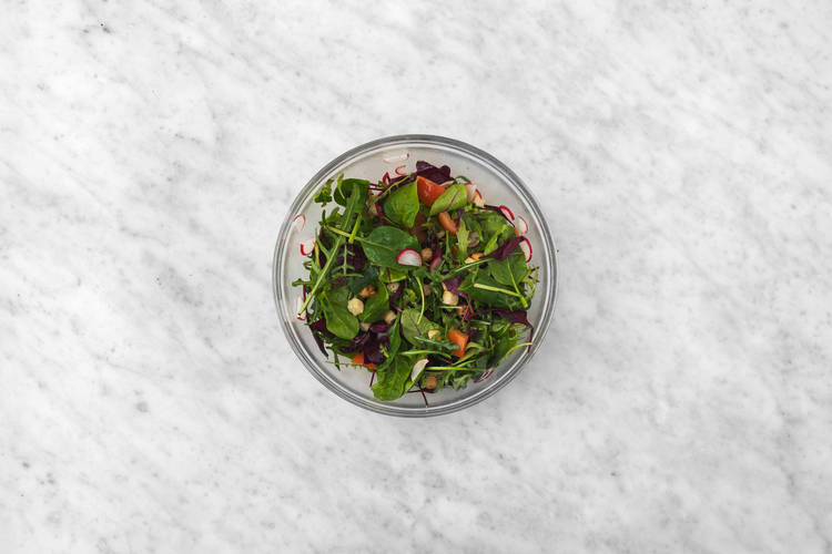 Préparer la vinaigrette et assembler la salade