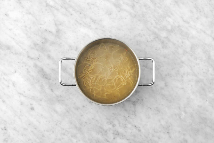 Cuece los fideos japoneses