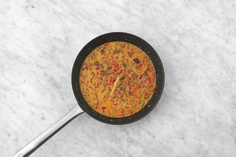 Assaisonner le bœuf rendang