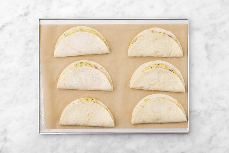 Rellena y hornea las quesadillas