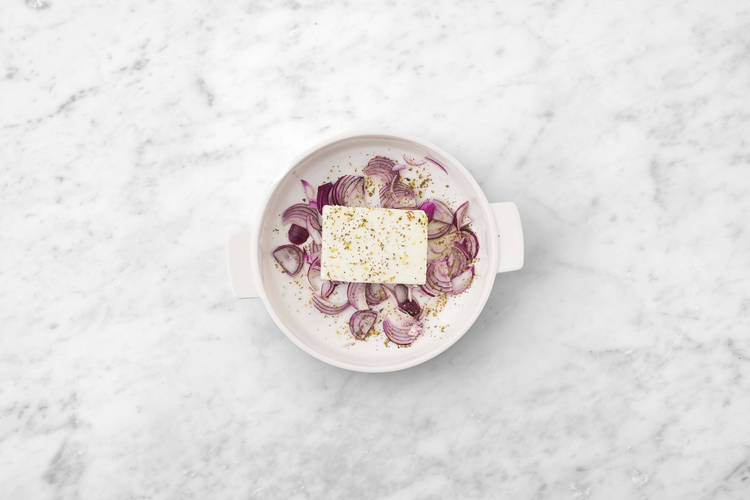 Préparer les oignons et la feta