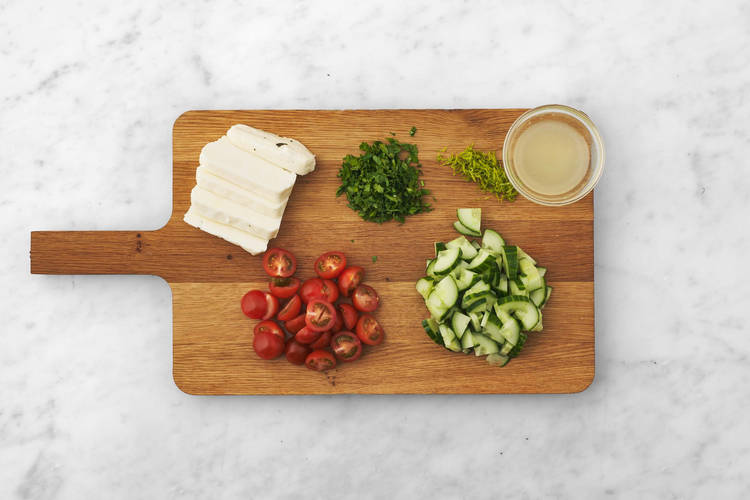 Rôtir le poulet et préparer les  légumes