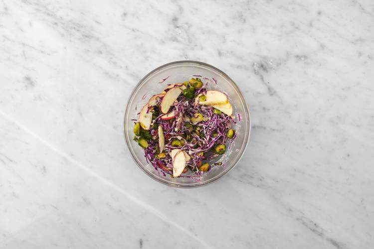 Assembler la salade de chou