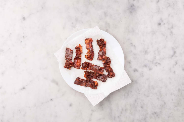 Cuire le bacon et préparer les légumes