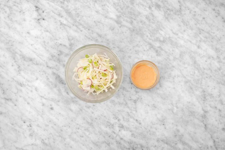 Préparer la salade de chou et la mayo à la sriracha