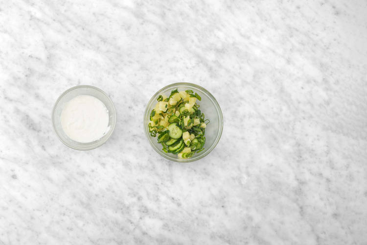 Préparer la salsa à l’ananas et la crema