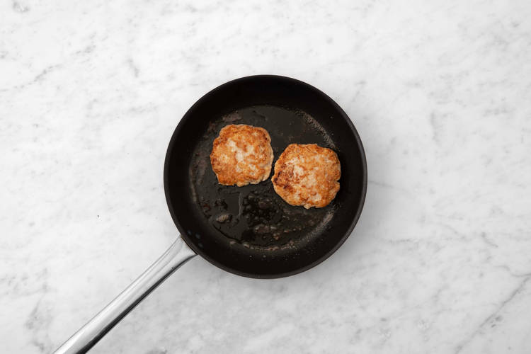 Cuire les galettes et préparer la sauce mayo-ketchup