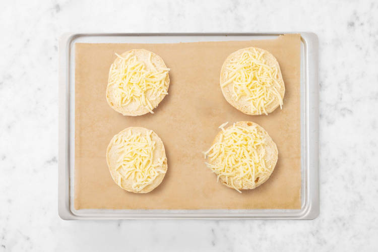 Griller les pains et assembler les burgers