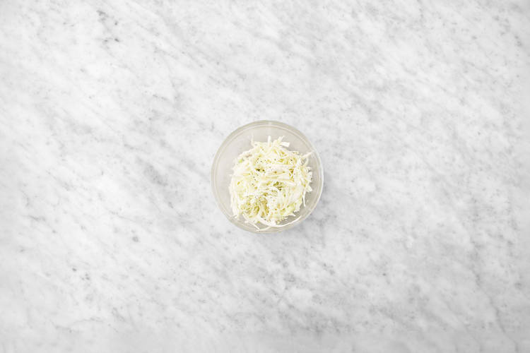 Préparer et assembler la salade de chou