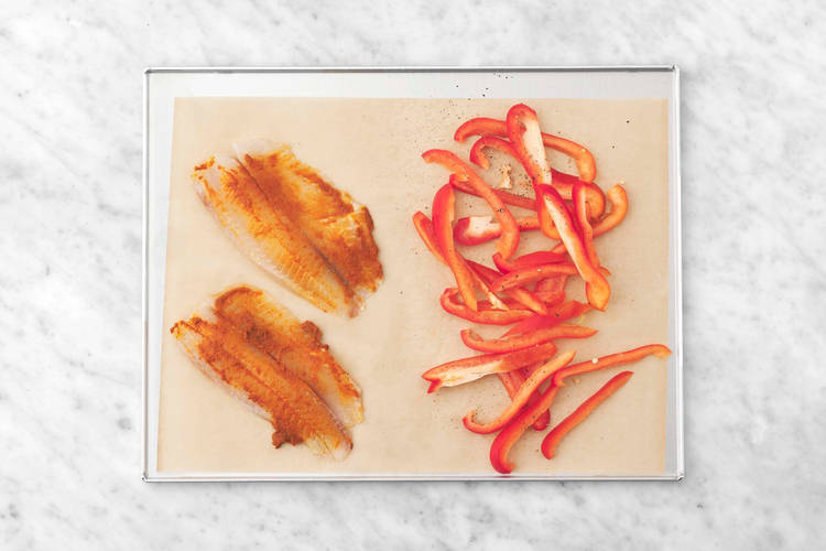 Préparer et cuire le tilapia et les poivrons