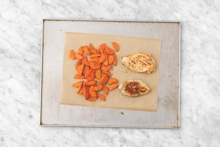 Rôtir le poulet et les carottes